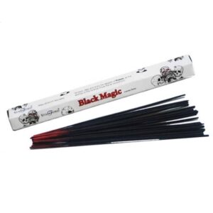 hvid pakke med rød skrift af black magic røgelsespinde